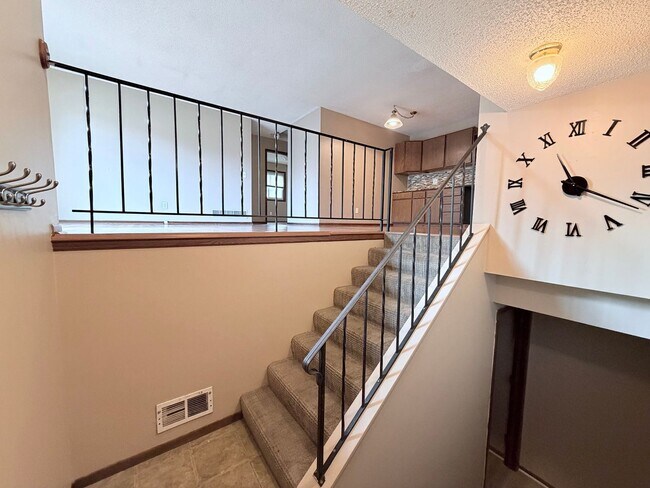 Foto del edificio - Versatile Oakdale Home Featuring 2 Kitchens, Sun Deck & Mother-in-Law Suite!