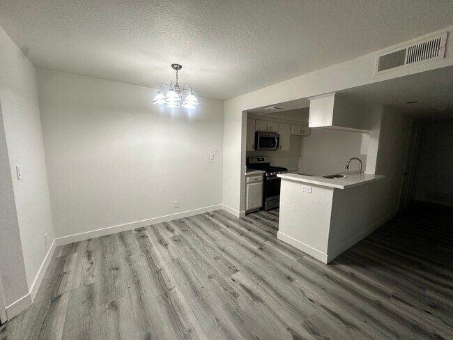 Foto del edificio - 15009 Moorpark St