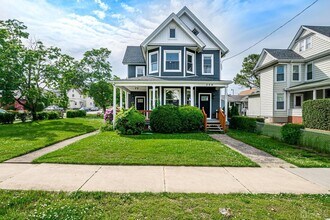 Building Photo - 324 Main St