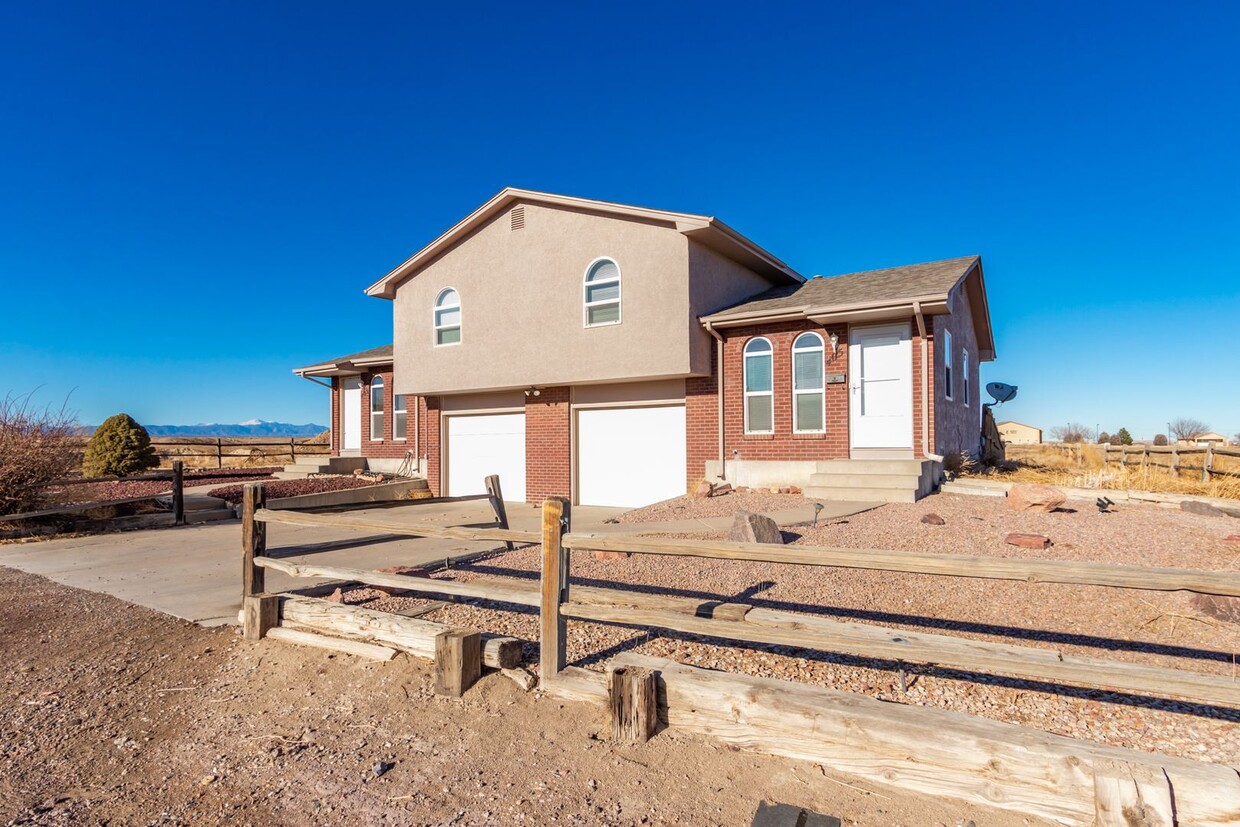 Foto principal - Pueblo West Duplex with garage, fenced yar...