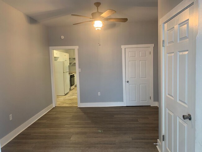 Building Photo - 1/2 Off 2nd Month Rent Special! Beautiful ...