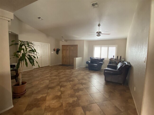 Foto del edificio - 8406 E Lorenzo Ln
