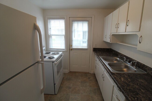 Foto del edificio - February FREE On This One Bedroom Duplex in North Kansas City