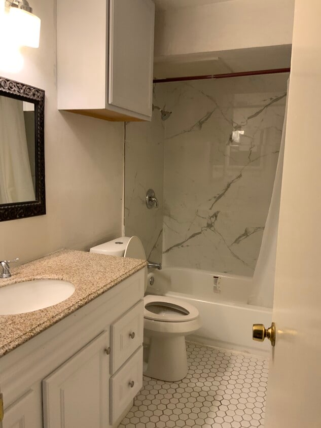 Foto principal - 8100 Cambridge St