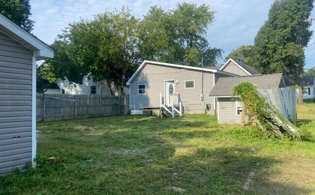 Building Photo - Large Yard & Garage! - $490 Month / $800 Down