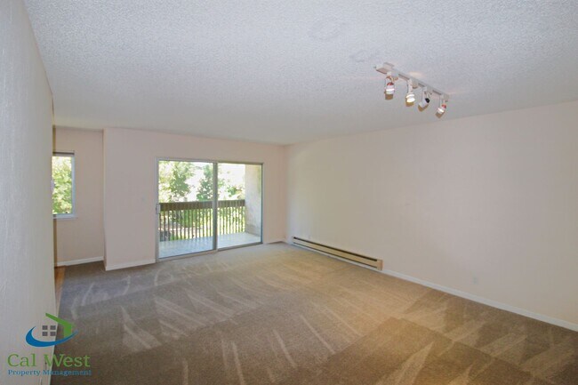 Building Photo - $3095 - 2 Bedroom/2 Bath Condo within walk...