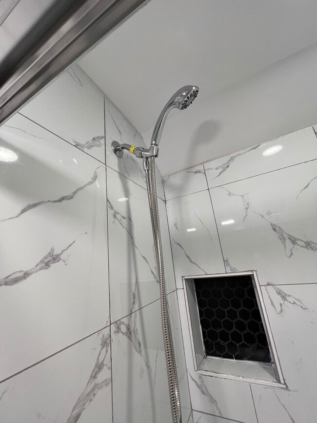 Building Photo - 1341 E 2nd St