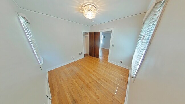 Foto del edificio - "3-Bed Home with Gleaming Hardwood Floors ...