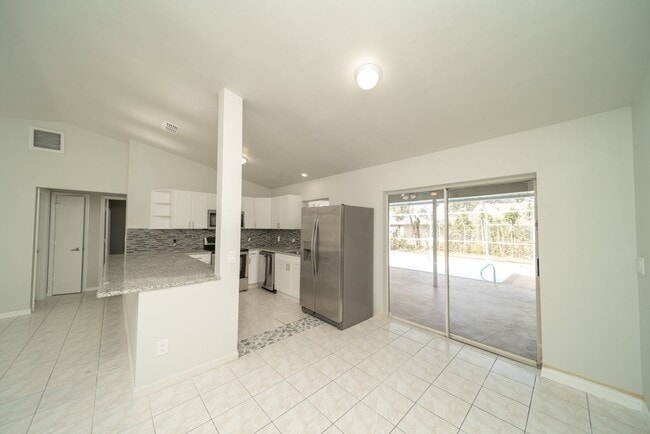 Foto del edificio - BEAUTIFUL POOL HOUSE NOW AVAILABLE!!! Special Offer! Qualify for a deposit-free option and save o...