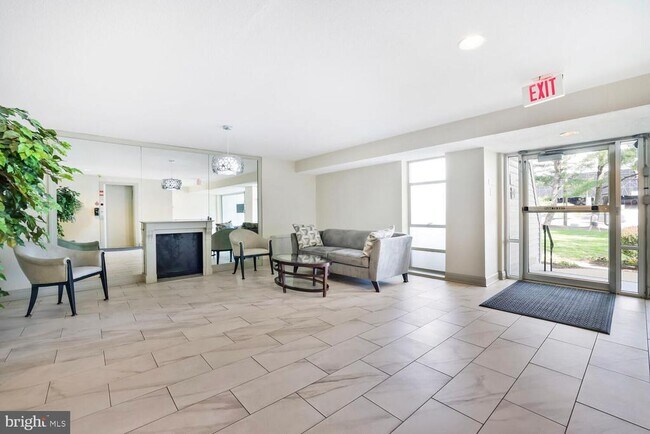 Foto del edificio - 10300 Westlake Dr