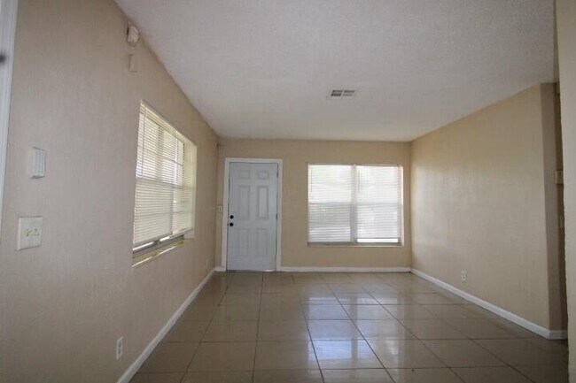 Foto del edificio - 1205 W 24th St