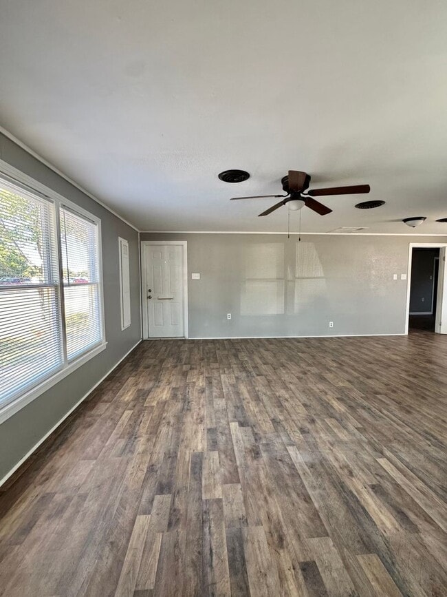 Foto del edificio - NOW AVAILABLE - 1 Bedroom Duplex Unit Acro...