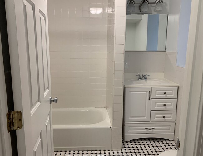 Building Photo - 207 Park Dr