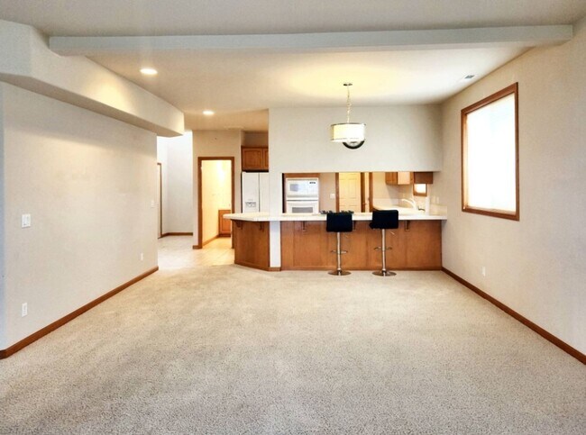 Foto del edificio - LARGE 2-Story 4 Bedroom Townhouse for Rent