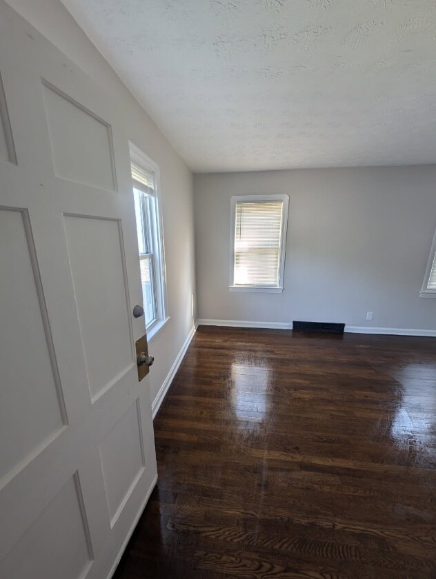 4488 W 150th St Cleveland, OH 44135 – photo 2