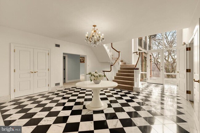 Foto del edificio - 221 Chain Bridge Rd