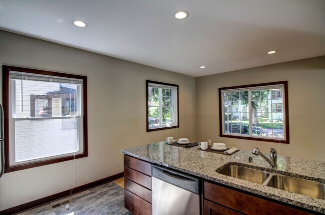 Foto del edificio - Fully Renovated 5 Bedroom House Close to U...