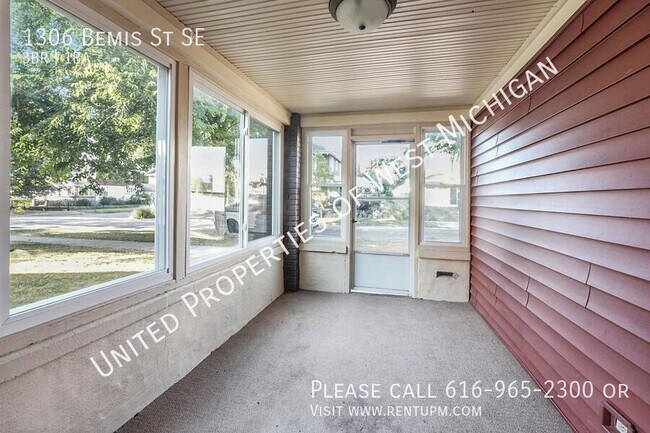 Building Photo - Available Now | 3 Bedroom 1 Bath Lower Lev...