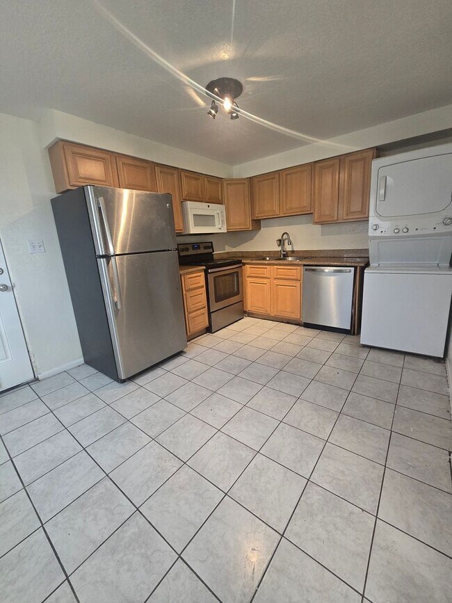 Foto del edificio - 3 Bed, 1 Bath Duplex Available Now in Aurora