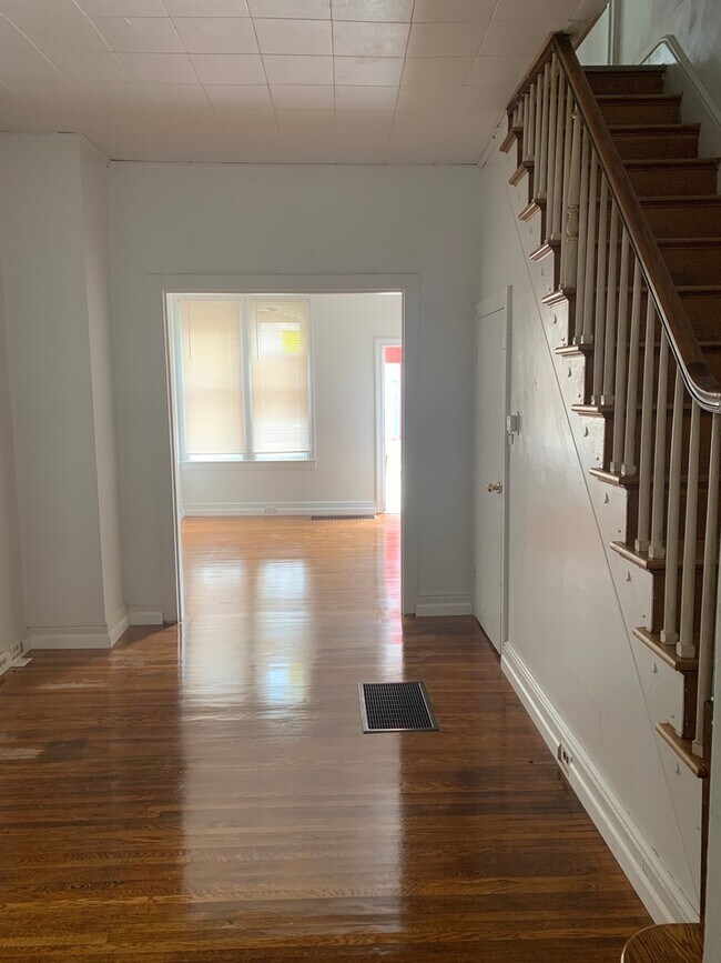 Foto del edificio - 3-5 Bedroom House Near York College-York C...