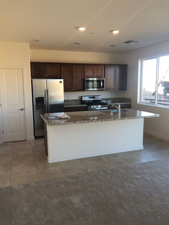 Foto del edificio - CORNER LOT - END UNIT - NO YARD TO MAINTAIN - GRANITE - STAINLESS - GATED