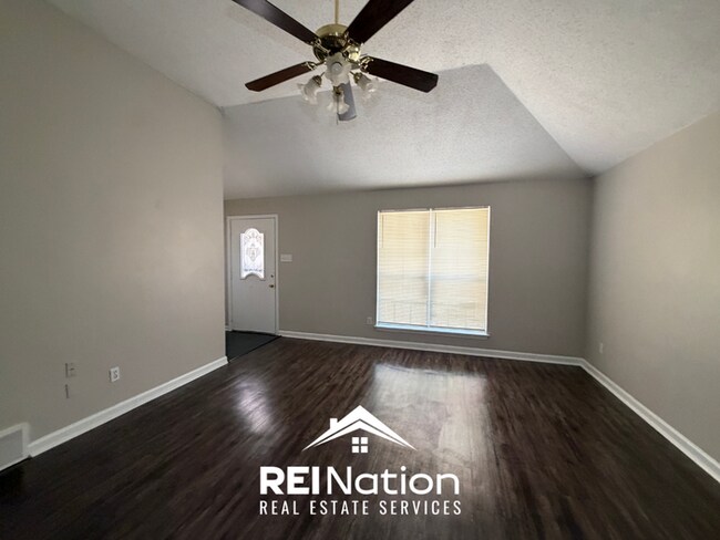Foto del edificio - INCREDIBLE LAYOUT! 3BR/2BA Memphis Gem | Vaulted Ceilings & Soaking Tub | Deck & Fenced Yard!