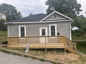 Building Photo - 614 Hart St