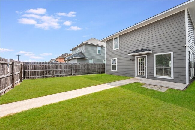 Building Photo - 2919 McLaren Dr