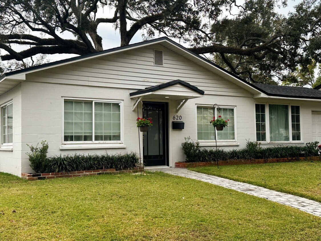 Building Photo - Charming 2 bedroom, 2 bath in the heart of...