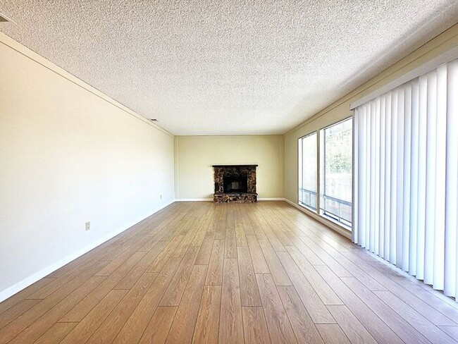 Building Photo - Beautiful, Very Large 2 Bedroom with Garage, Fireplace, Balcony & A/C Near Washoe Golf Course