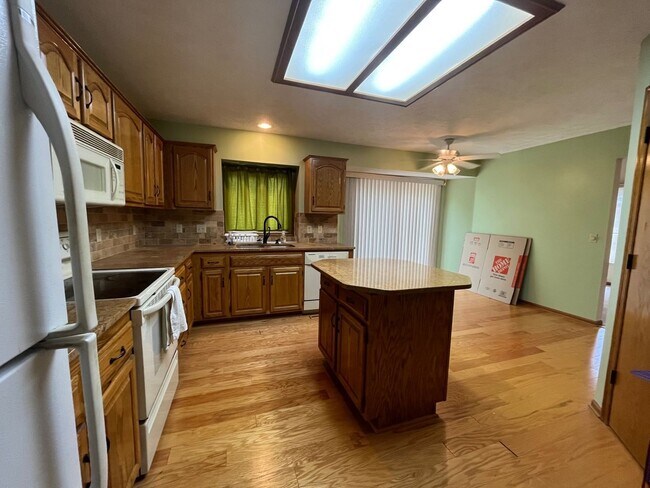 Building Photo - Beautiful 3 bedroom House In West Omaha!!
