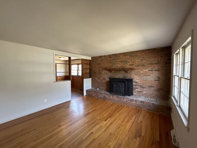 Foto del edificio - T.R. Lawing Realty Property