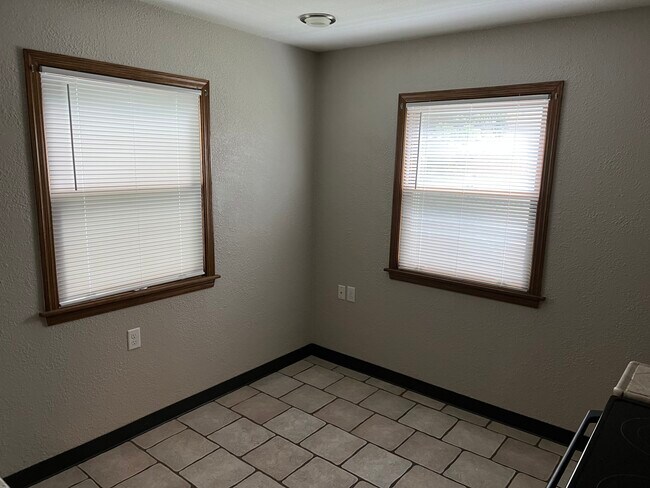 Kitchen dining area - 1224 E Howard Ave