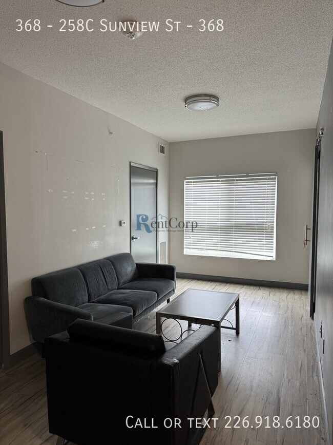 Photo du bâtiment - 258C-258C Sunview St