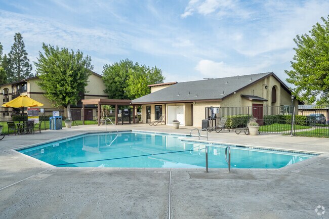 Piscina - Laurel Heights Apartments