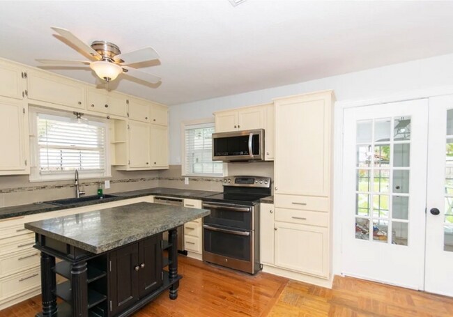 Foto del edificio - 1214 Logan Ave