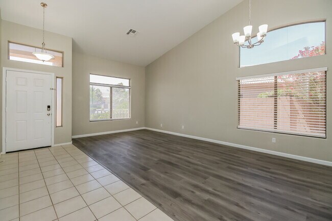 Foto del edificio - 1542 E Sunrise Way