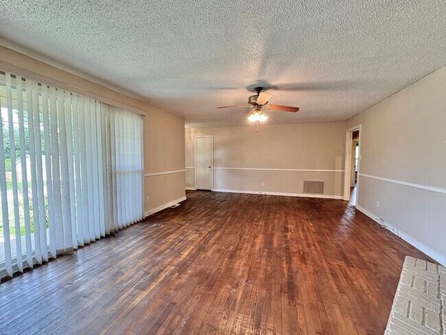 Foto del edificio - Available Now! Updated 3 Bed 2 Bath in Tyler!
