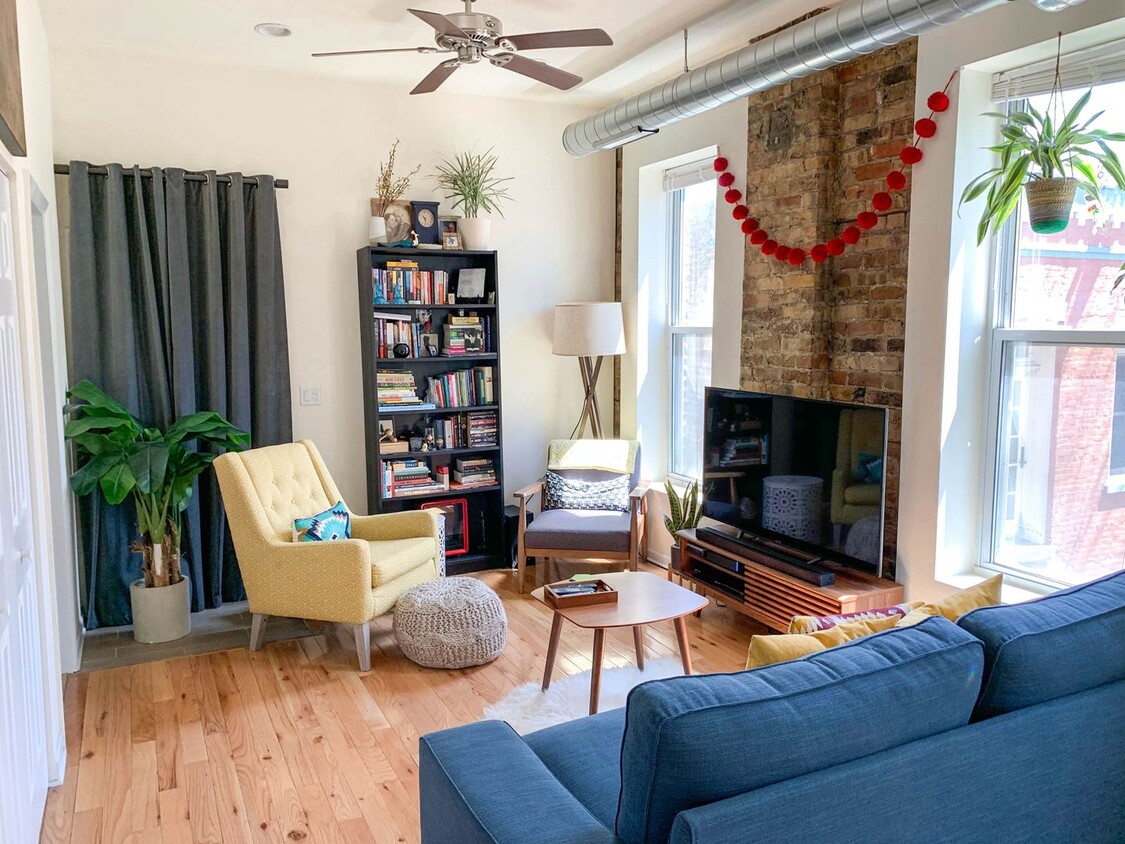 Primary Photo - 2047 N Hoyne Ave