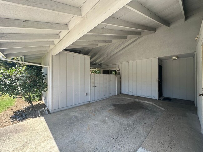 Building Photo - Two Bedroom in Great Location!