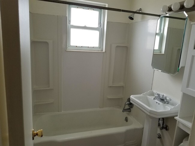 Building Photo - 468 Elsmere St