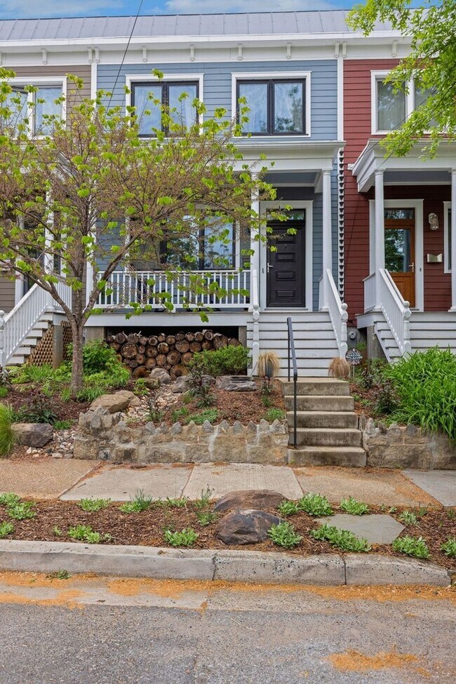 Building Photo - Charming 4BR Townhome in Mount Rainier