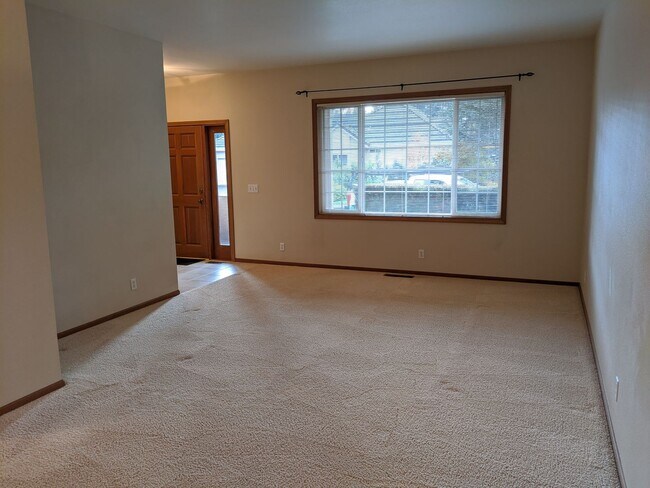 Foto del edificio - Beautiful 4-Bedroom, 2.5-Bath Home With 22...