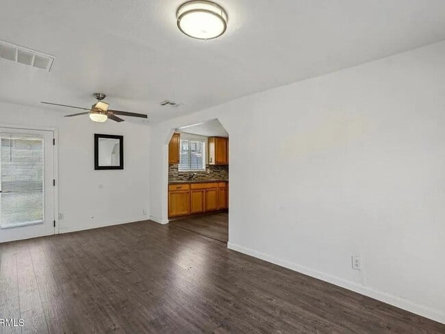 Foto del edificio - 2118 E Oak St