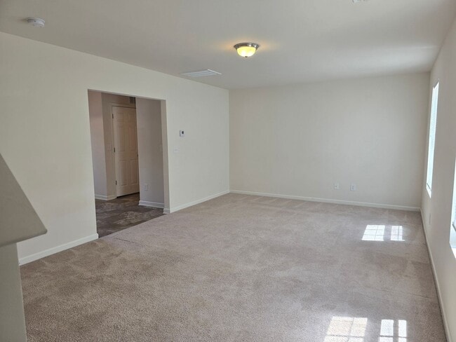 Building Photo - New Listing!