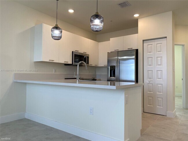 Building Photo - 3 br, 2 bath House - 6455 NW 103rd Pl Apt 303
