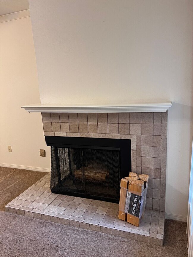 Building Photo - Gated community townhome!