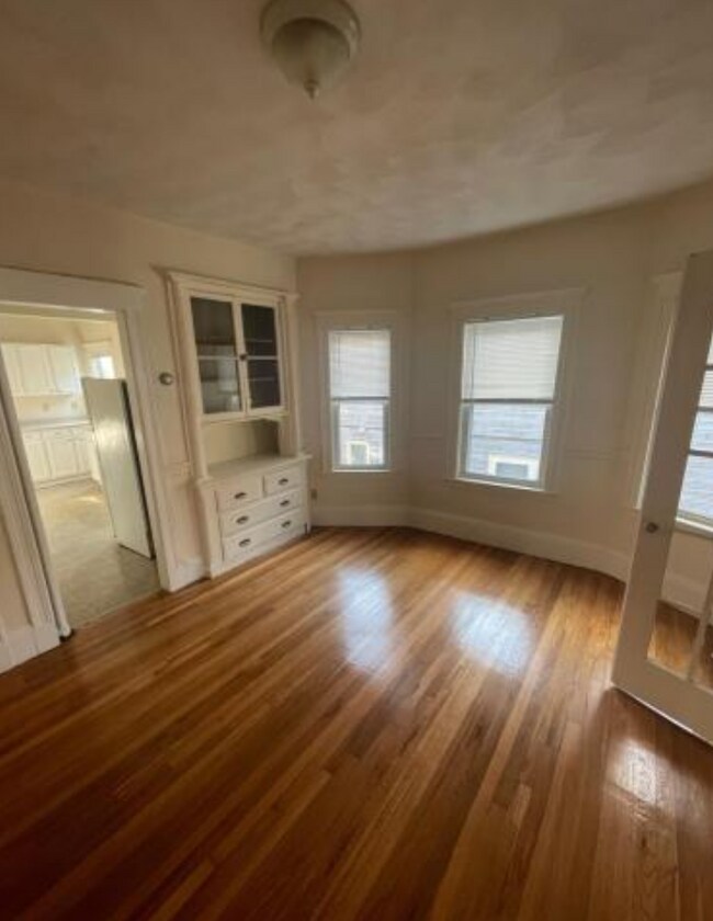 Building Photo - 10 Pinkham Rd