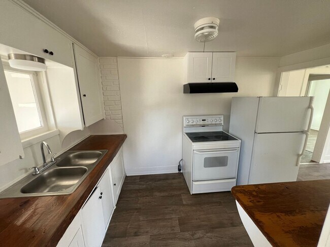 Foto del edificio - Two Bedroom, One Bathroom Home - Newly Renovated!