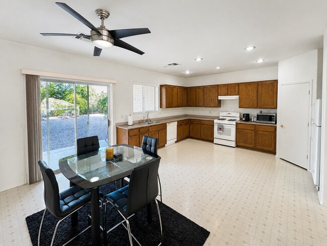Foto del edificio - Charming 2-Bedroom Home with Spacious Backyard in 55+ Sun City Anthem